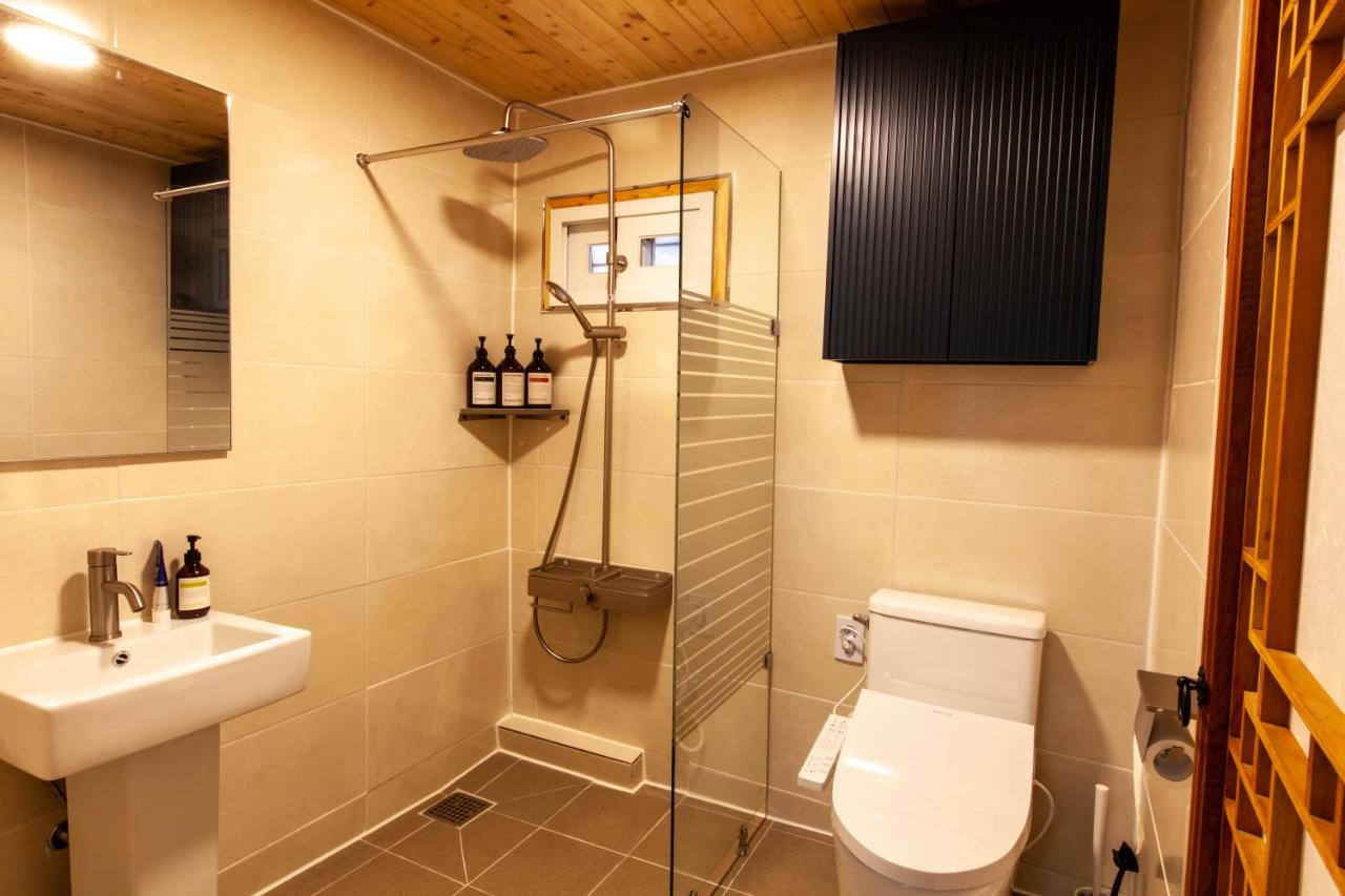 Dongmyo Hanok Sihwadang - Private Korean Style House in the City Center with a Beautiful Garden - 2