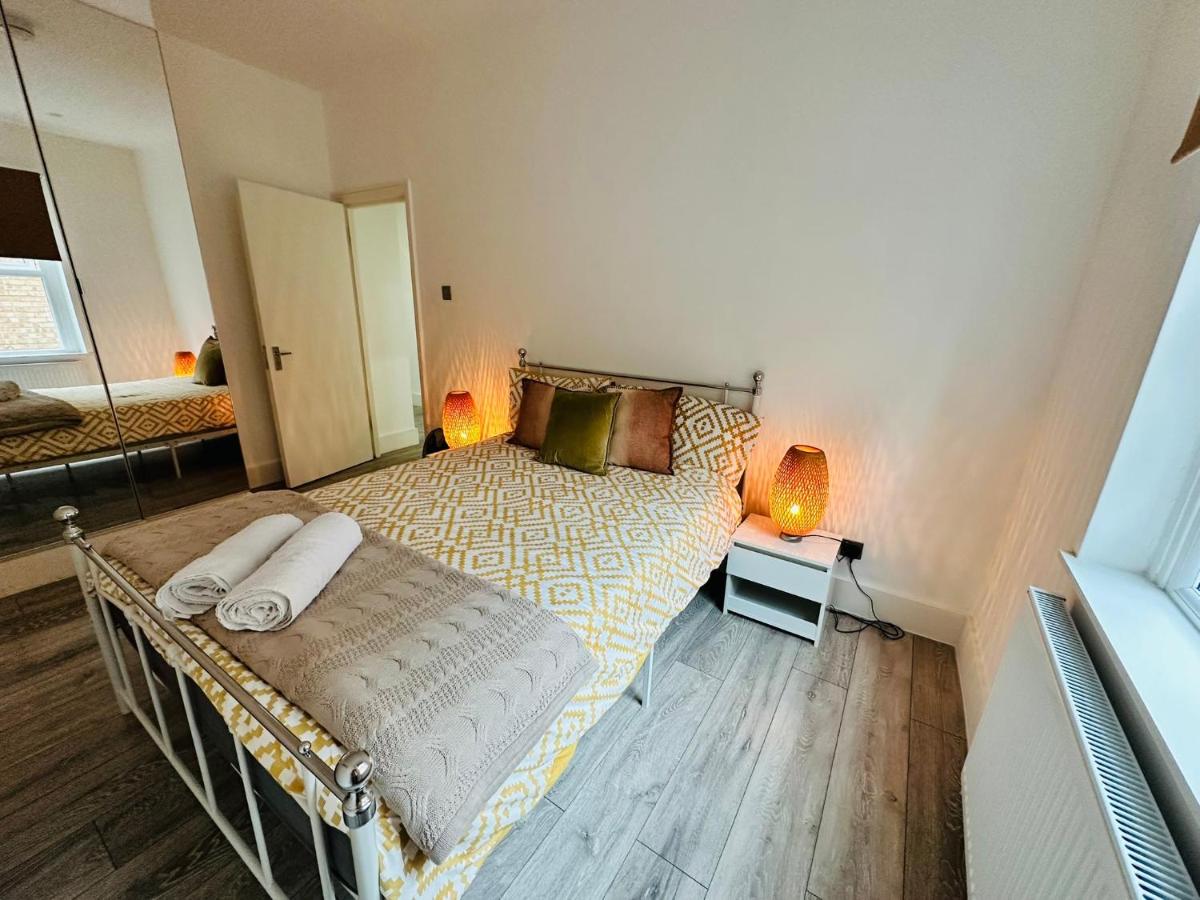 Two Bedroom for 5 near Underground - 5