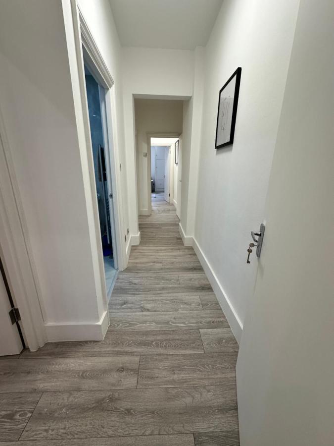 Two Bedroom for 5 near Underground - 2