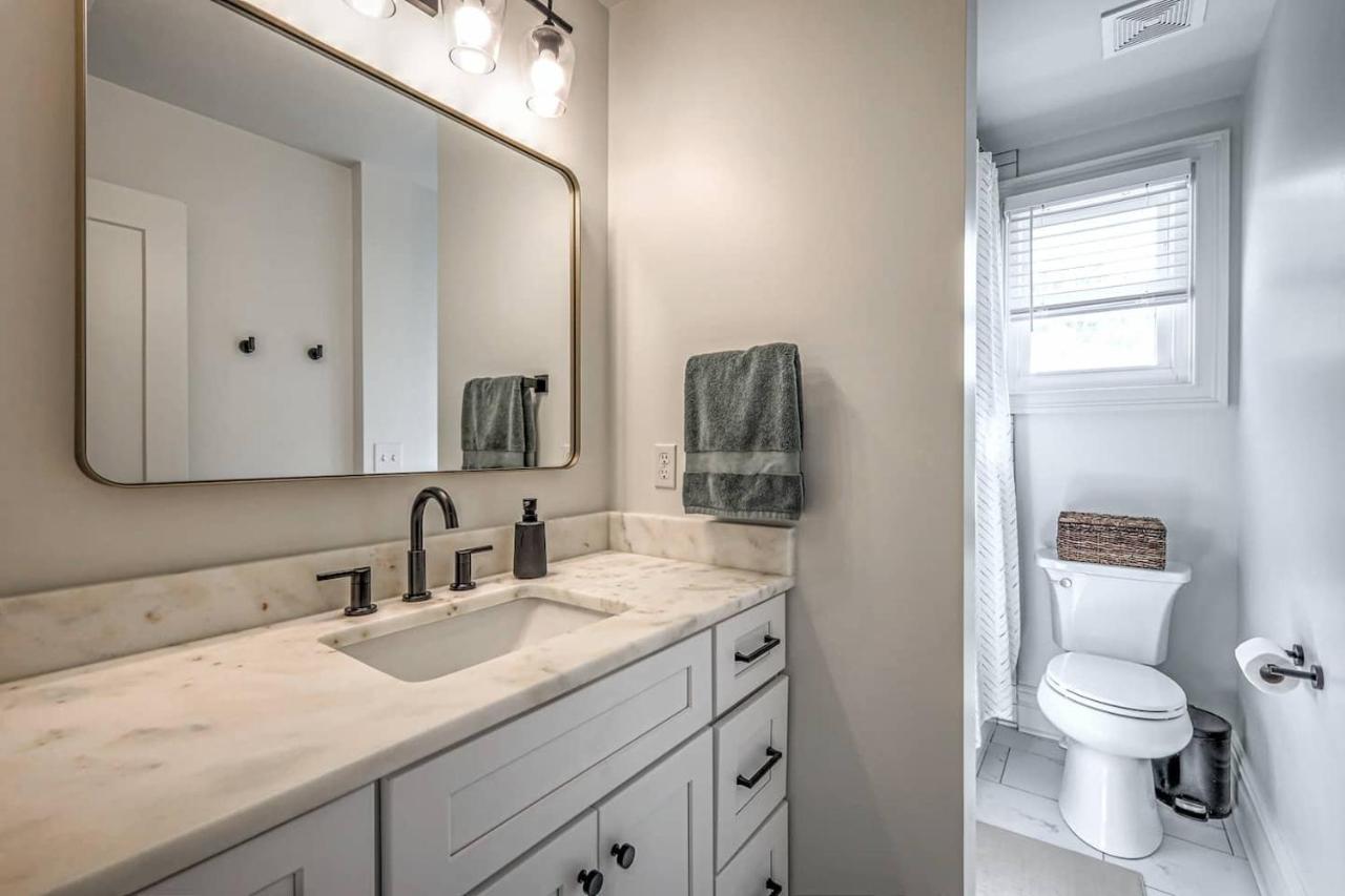 Dream Sylvan Park 4 bed 3 bath, Lush outdoor area - 2