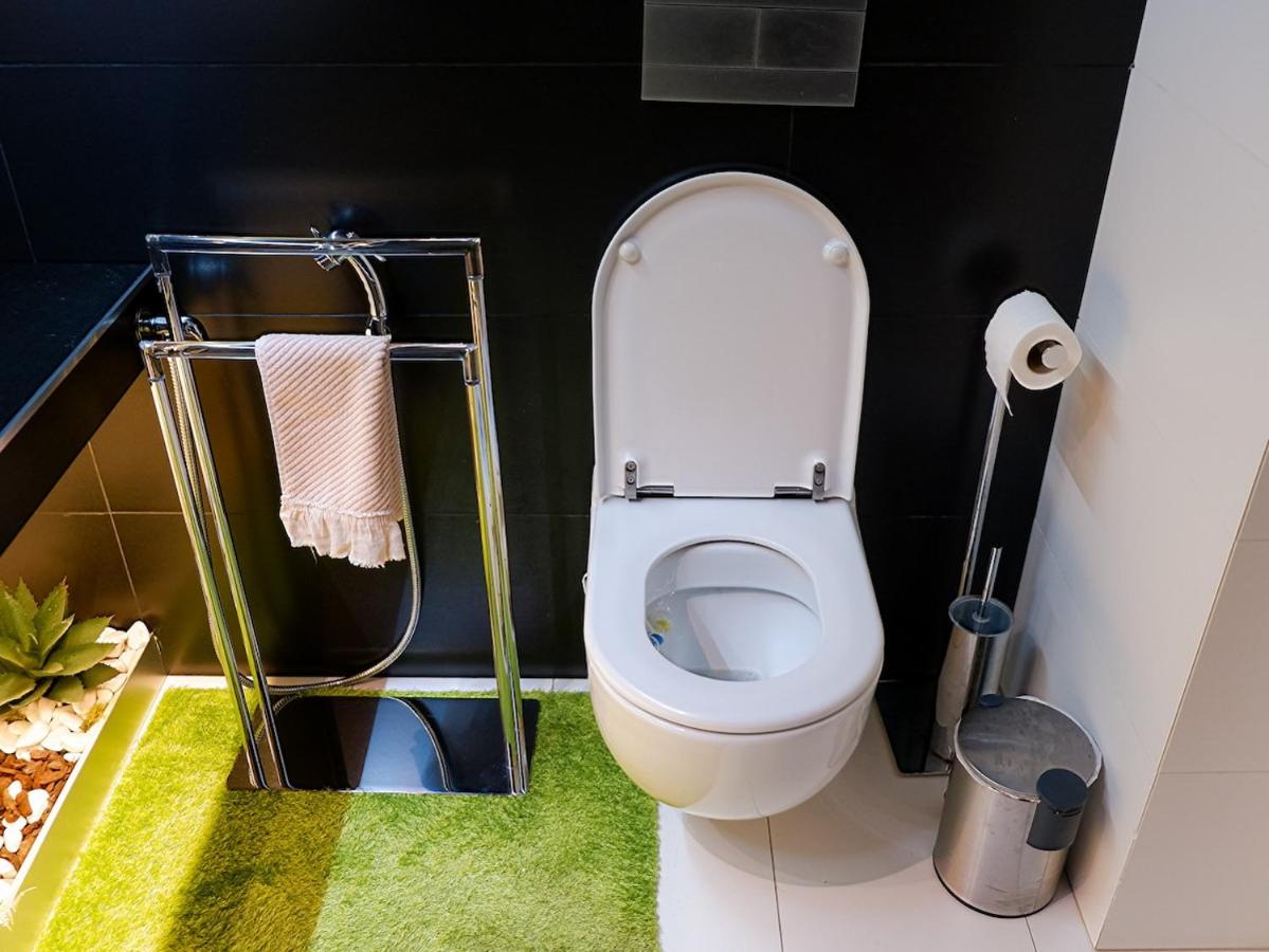 Luxury 2BR Spacious & Stylish with Patio near Metro - 5