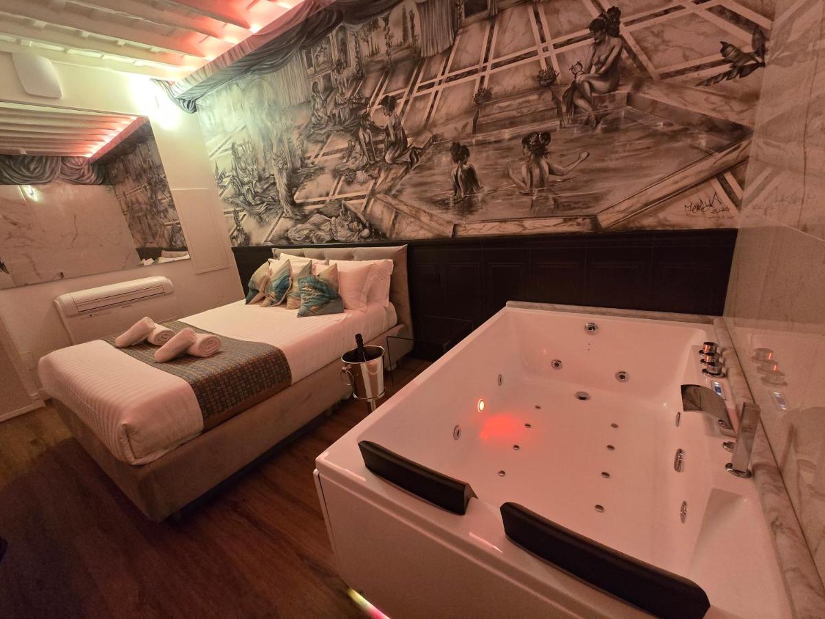 Mirror Suite Roma Colosseo Jacuzzi - 4