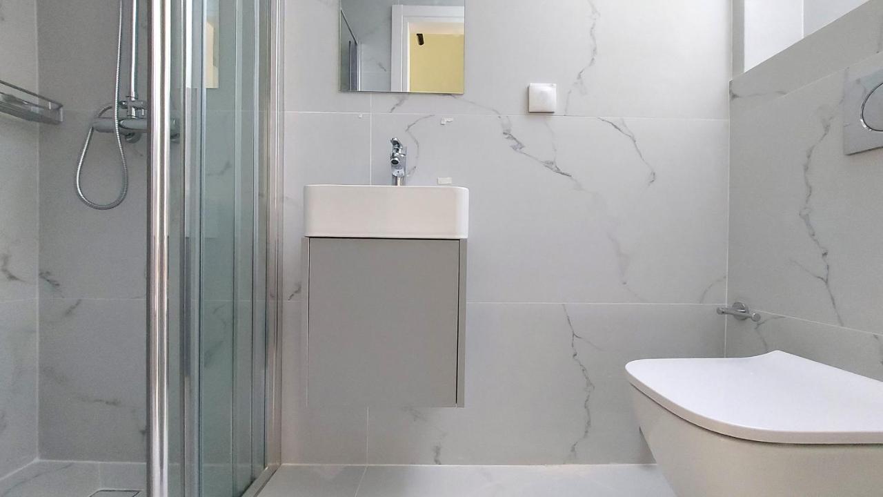 Modern comfort and city vibes just steps from Athe - 3