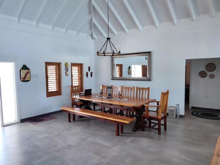 Beachfront villa with pool and staff - 3