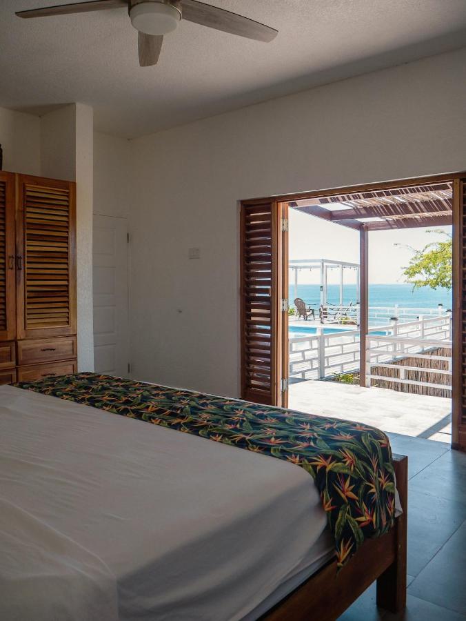 Beachfront villa with pool and staff - 4