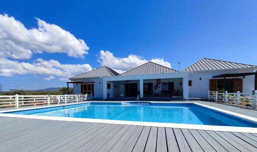 Beachfront villa with pool and staff - 2