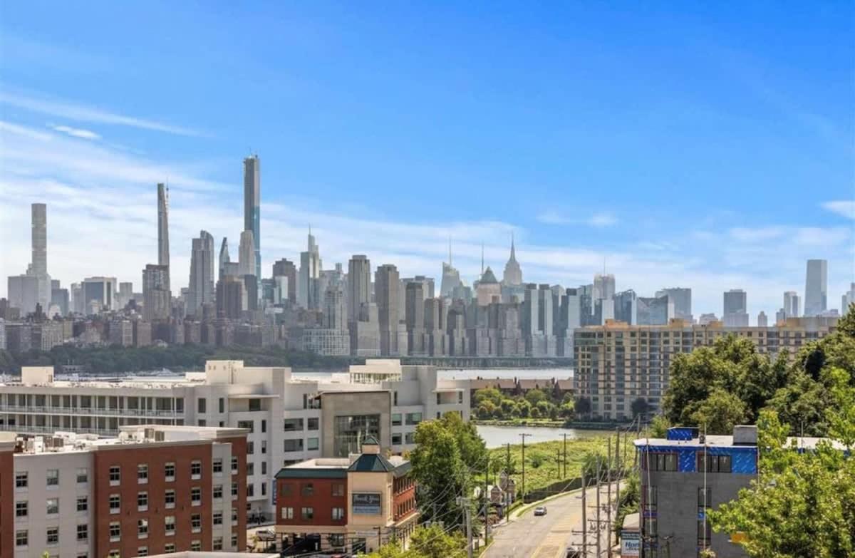 Modern Luxury 4BR Home Den NYC Views