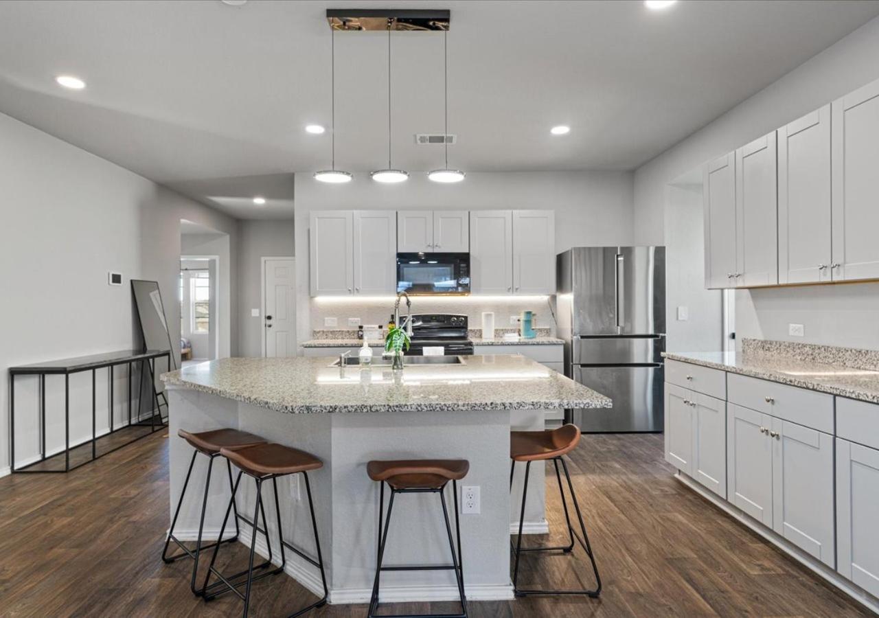 Modern, Spacious Home 4BR Near Airport & Tesla - 2