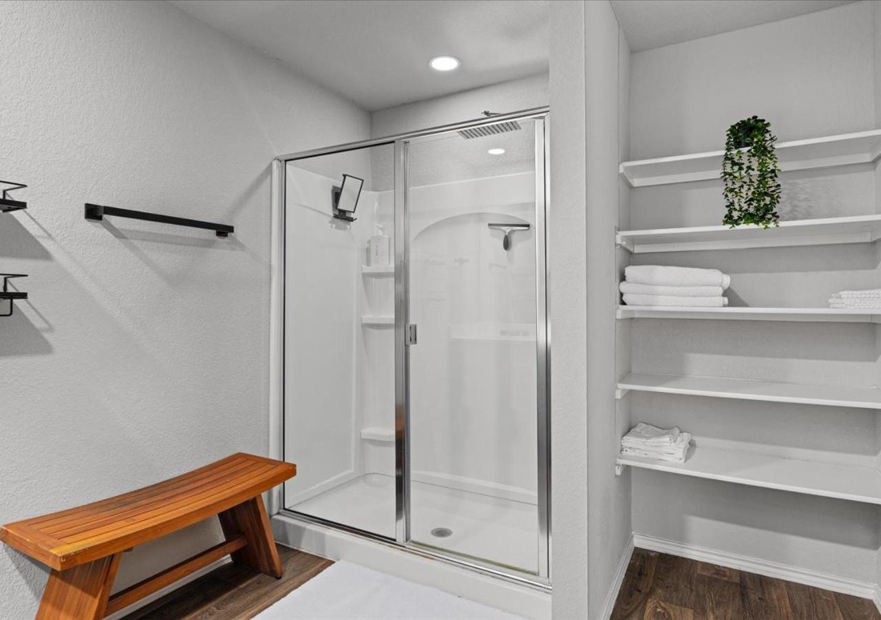Modern, Spacious Home 4BR Near Airport & Tesla - 4
