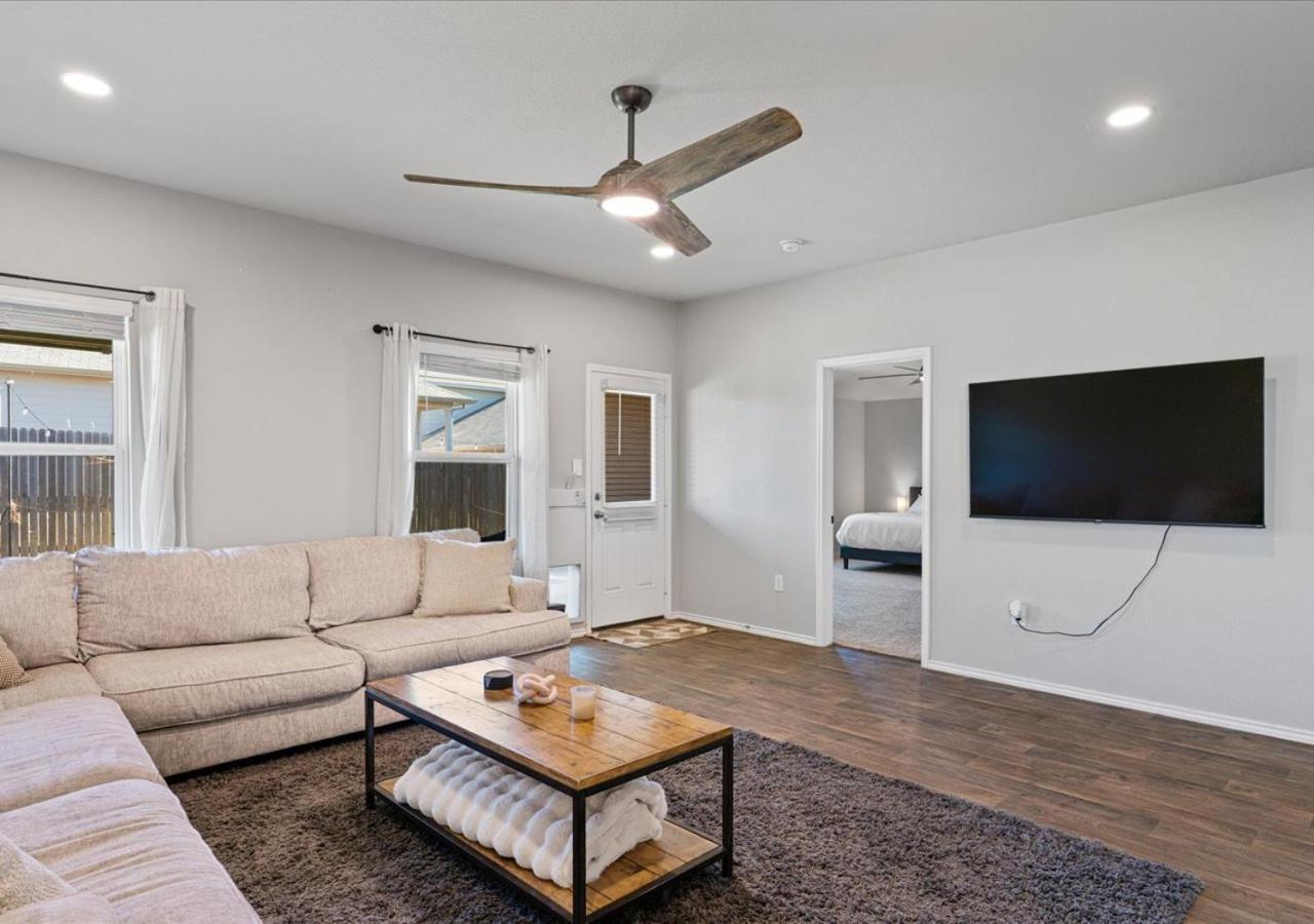 Modern, Spacious Home 4BR Near Airport & Tesla - 5