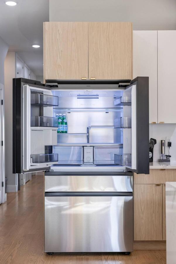 Luxury 3BR Condo | Mins to Manhattan - 4