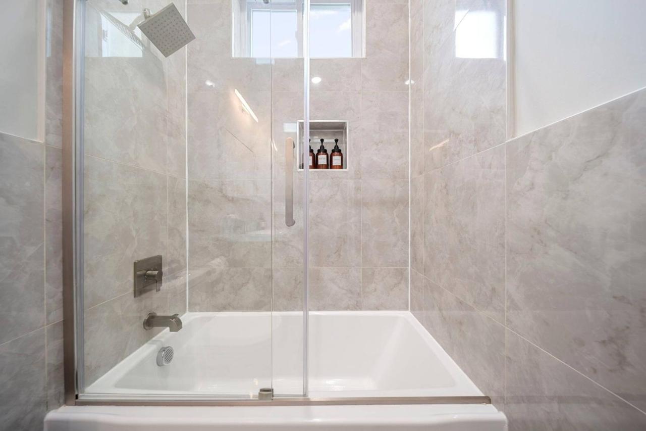 Luxury 3BR Condo | Mins to Manhattan - 3