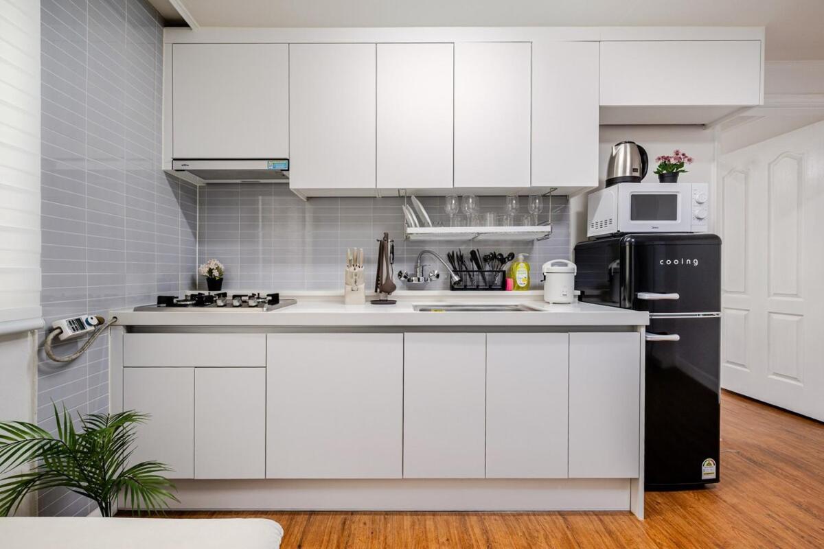 5 minutes walk from Cheongdam Station 8 minutes from Gangnamgu Office Station - 2