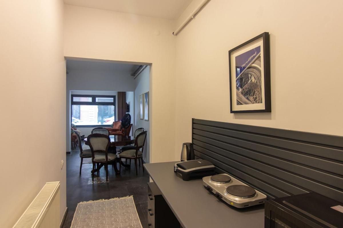 Eclectic 1BR with Charm in the Heart of Cihangir - 4