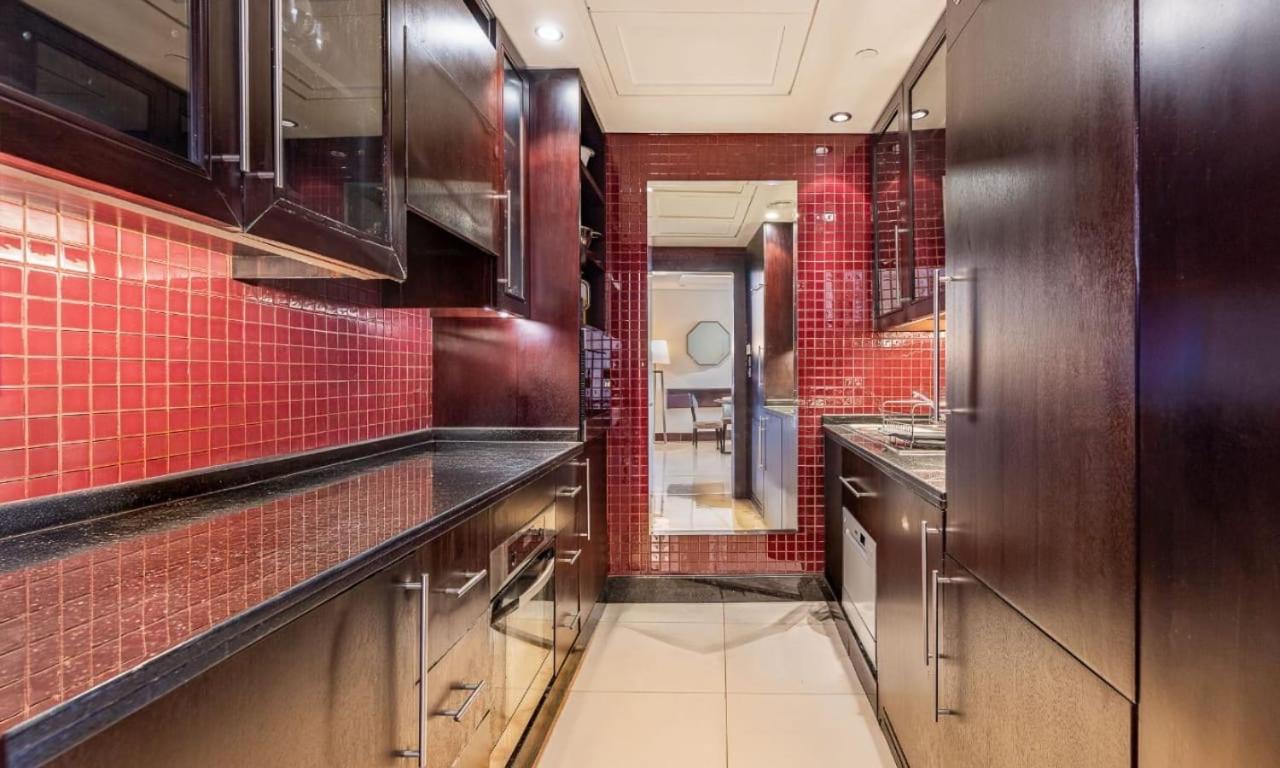 Dubai Mall 5 star Free Parking - 2