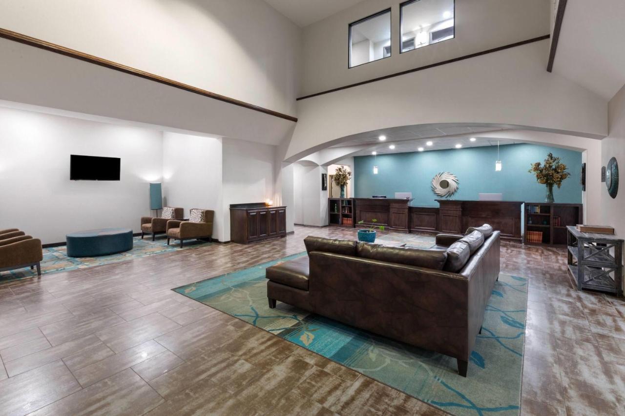 Oakwood Suites — photo 9