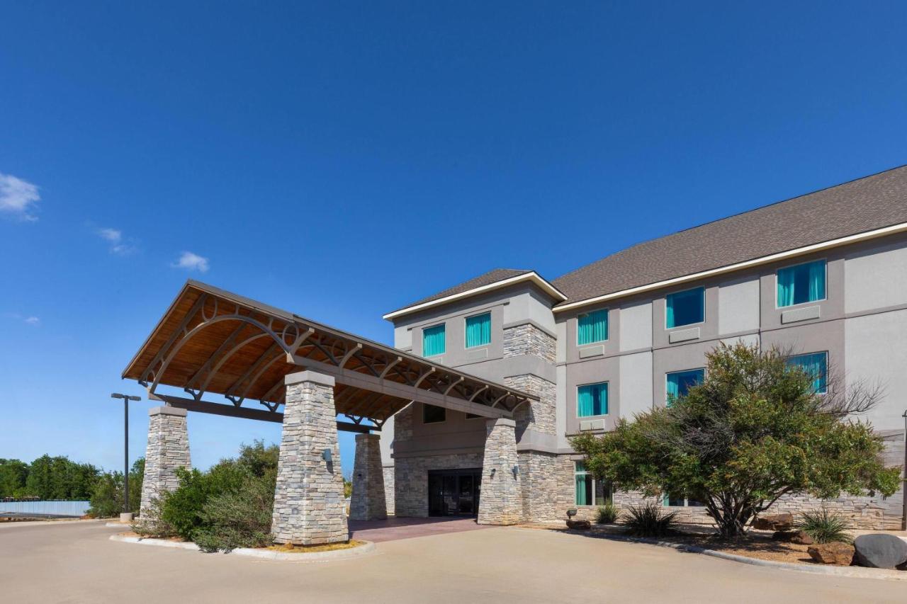 Oakwood Suites — photo 8