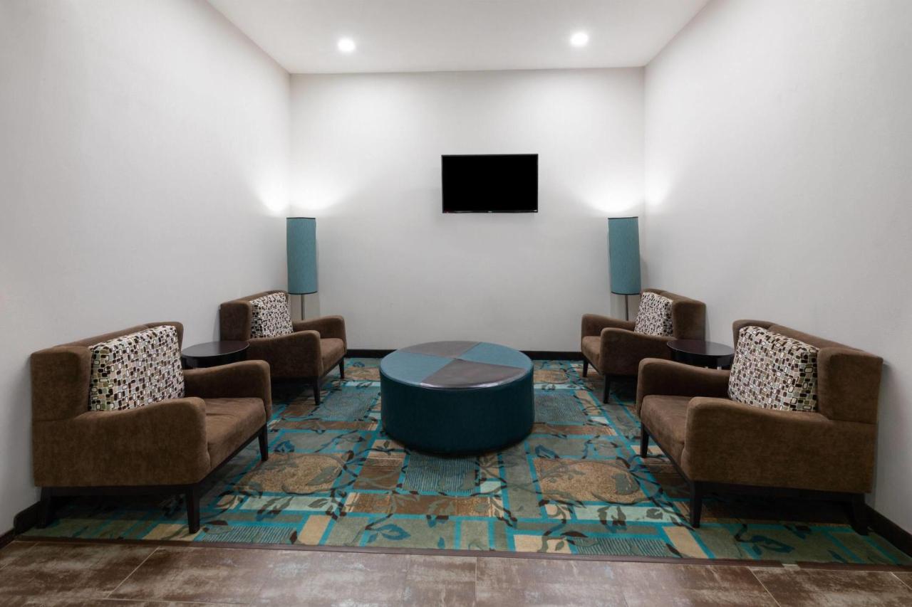 Oakwood Suites — photo 10
