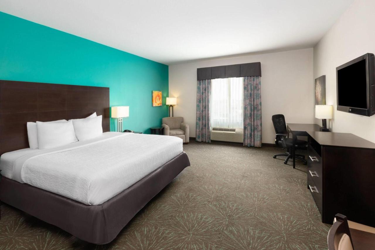 Oakwood Suites — photo 12