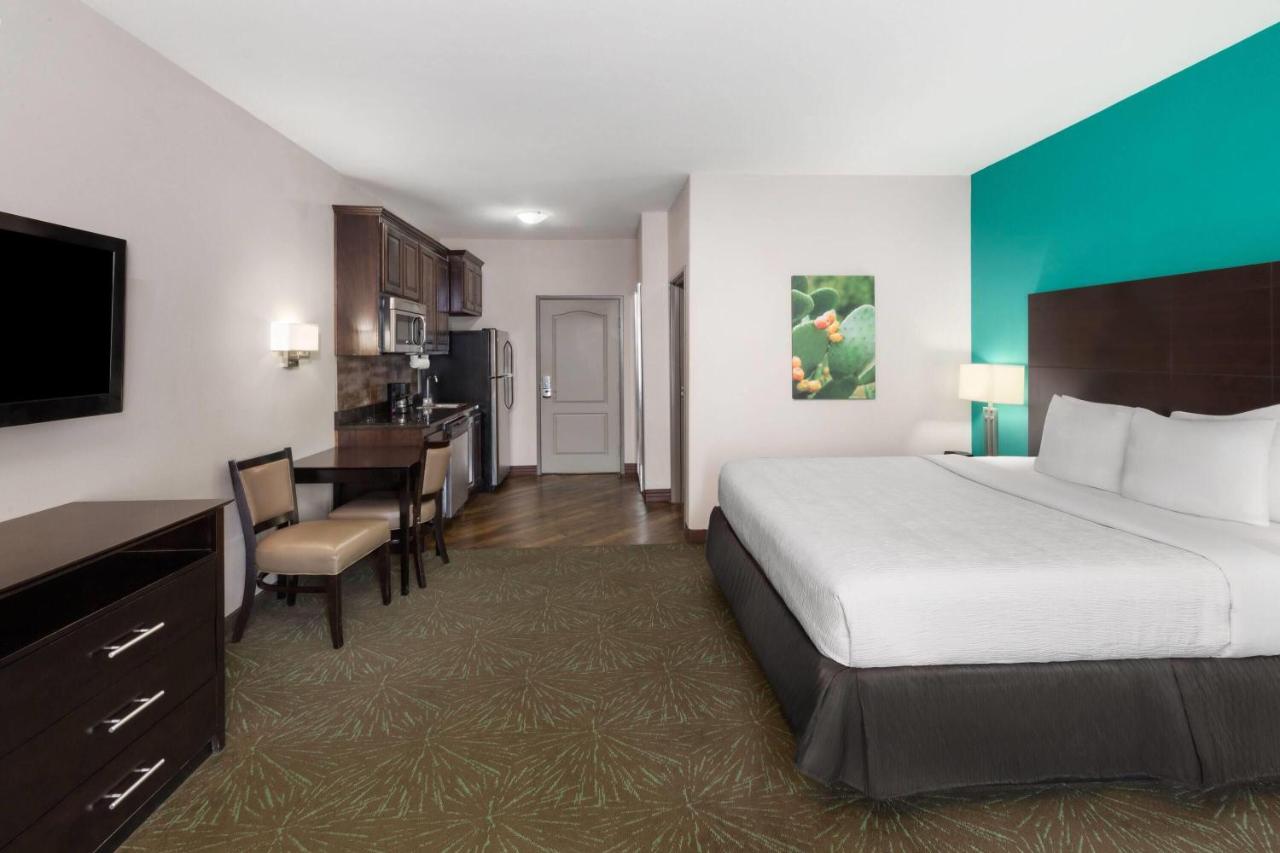 Oakwood Suites — photo 13