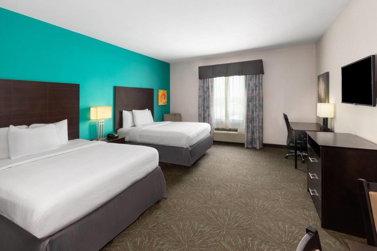 Oakwood Suites — photo 16