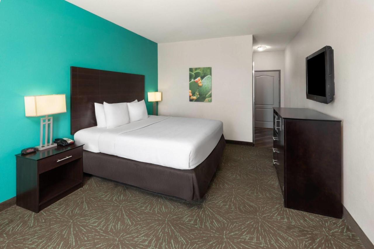 Oakwood Suites — photo 19
