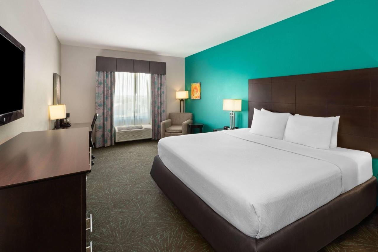 Oakwood Suites — photo 18