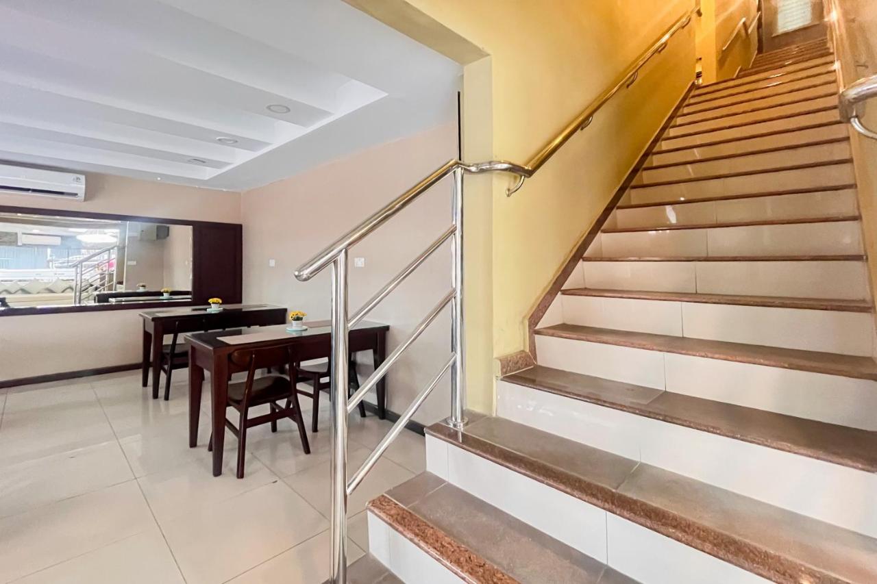 Urbanview Hotel X Ten Harbour Bay Batam - 3