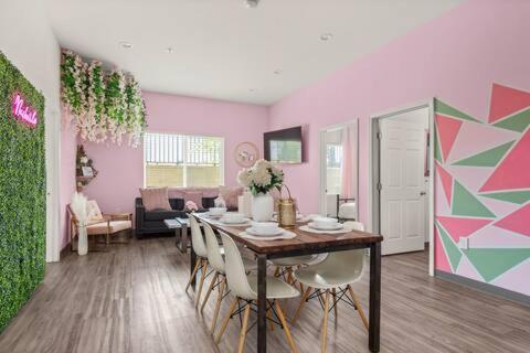 2 Condo Units! Sleeps 26! Free Parking, 5 Min DT - 2