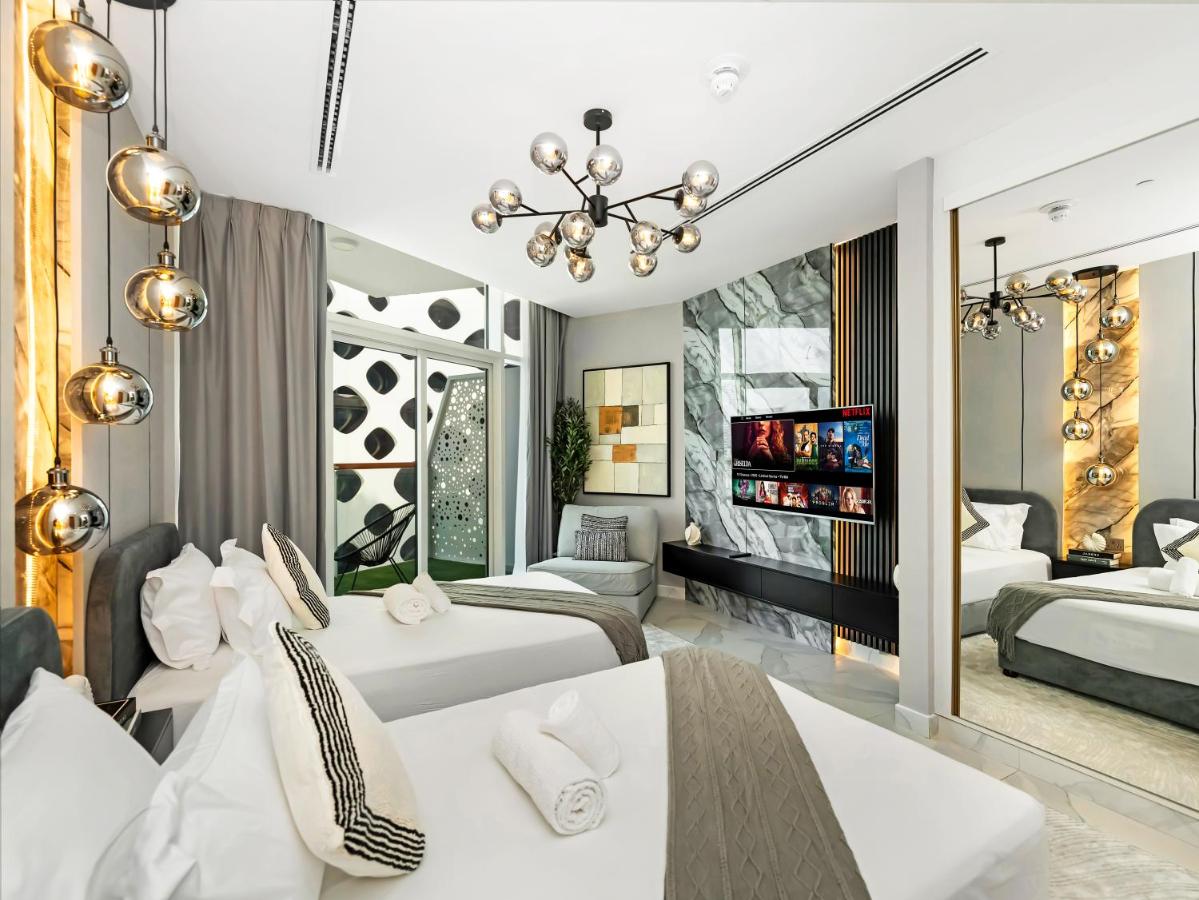 Stunning Burj Khalifa & Lake View 2BR with GYM and Pool - 4