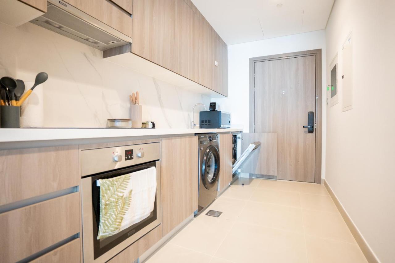 Elegant Studio apartment in Yas Golf collection with Balcony and Free parking l Near Yas water world & Ferrari World & Warner brothers - 2