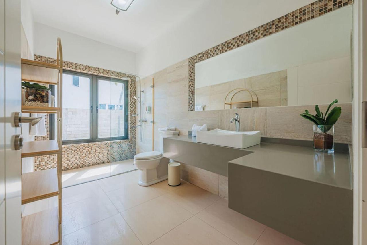 2-min to Beach, Spacious and Modern, brand new - 3