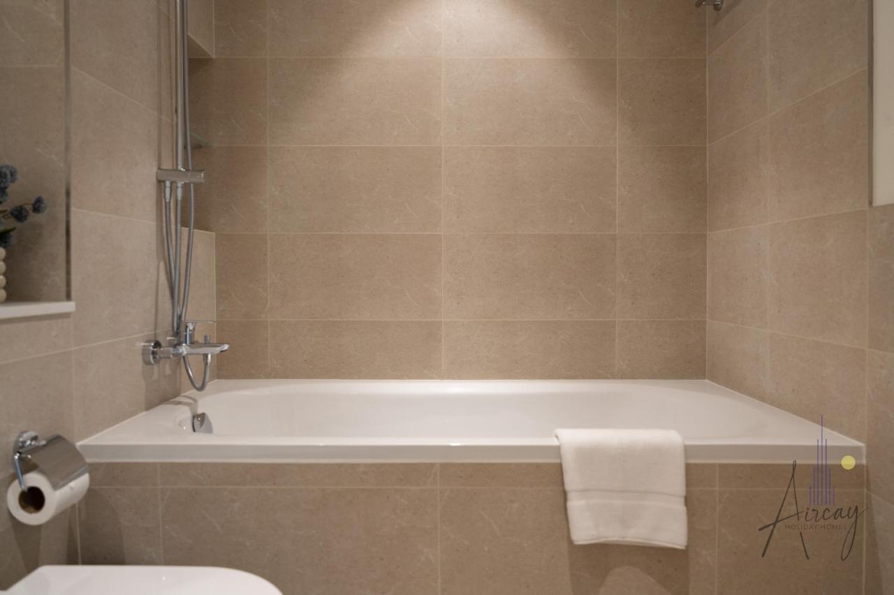 Elite Beachfront Living Stylish High-Floor 1BR - 3