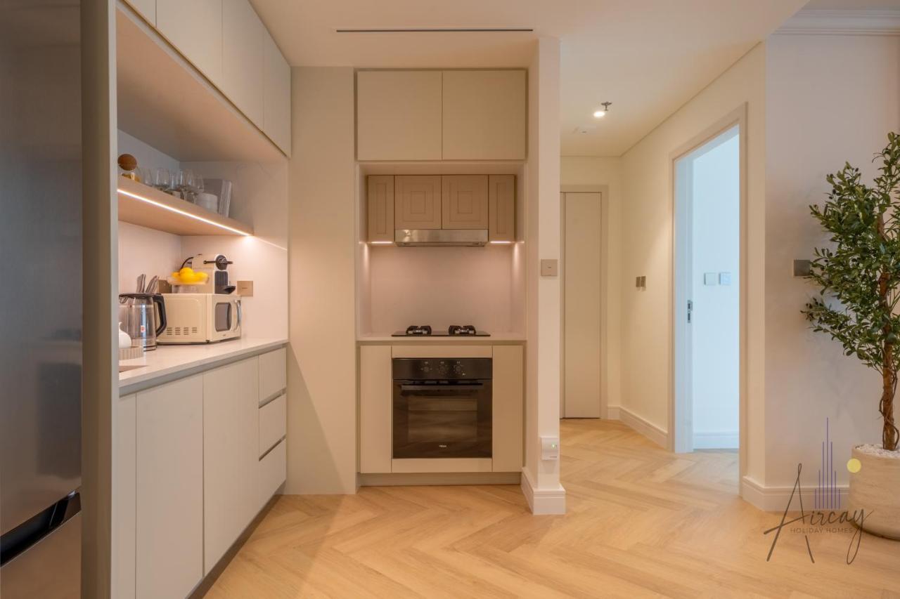 Elite Beachfront Living Stylish High-Floor 1BR - 5