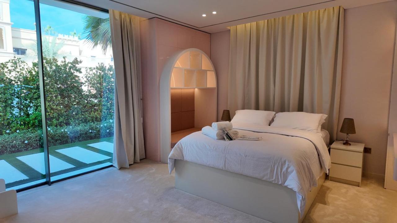 World Class 6 BDR Villa In Signature Palm - 2