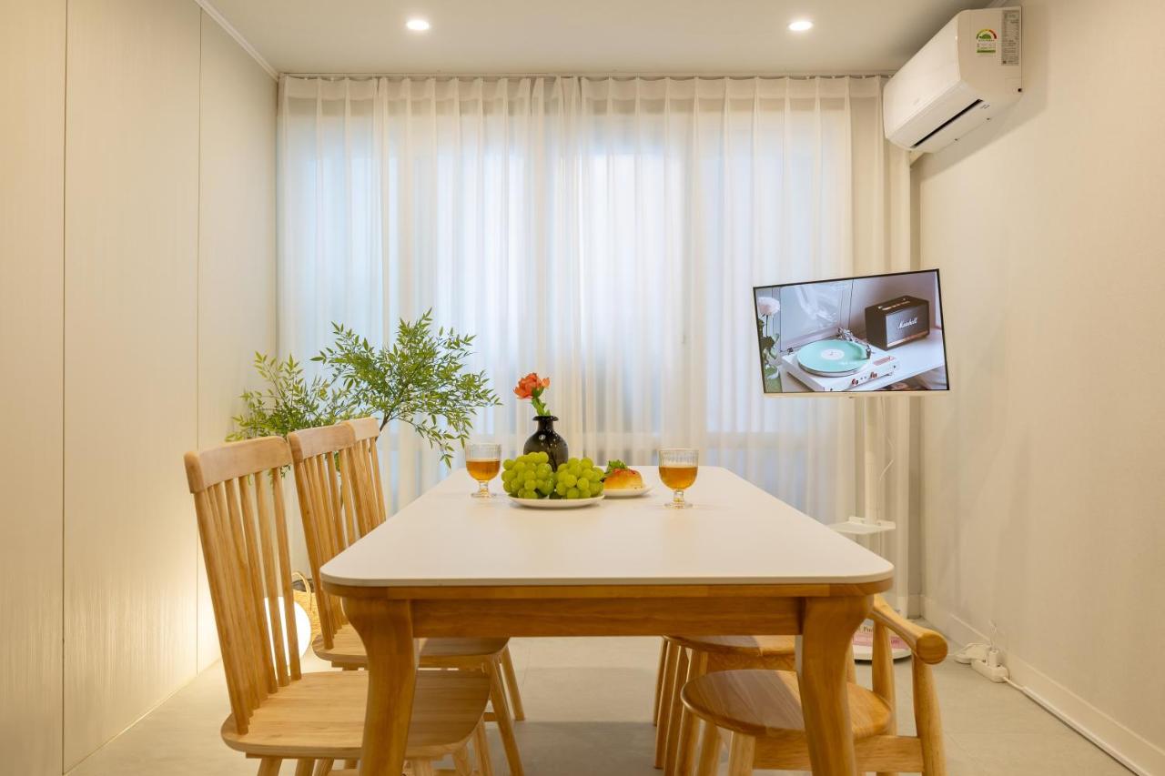 홍대 중심가, 홍대입구역 도보 5분, 최고 위치, 최대 7인, 짐보관, 호텔식 침구 세탁건조기