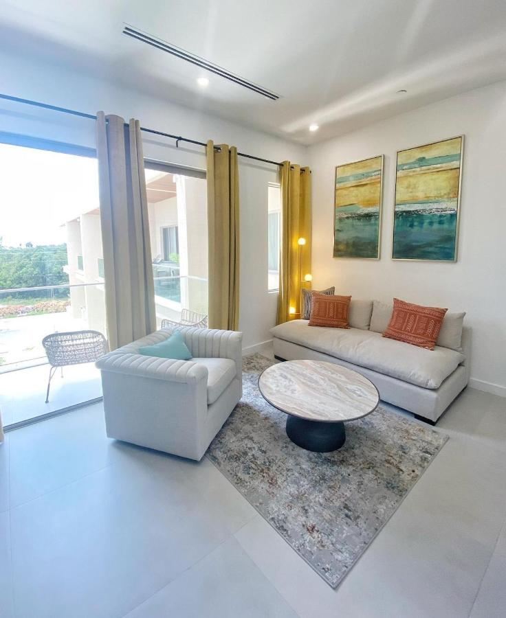Grand Harbour Hot Spot - Convenient Cayman Stay