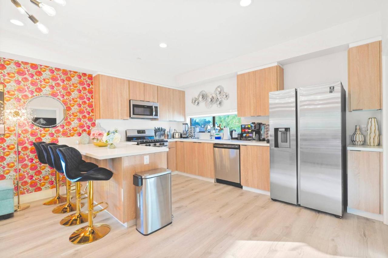 K - Bright and Spacious 3BR Getaway - 15 min to Universal -Balcony, Grill and Parking - Sleeps 13 - 4