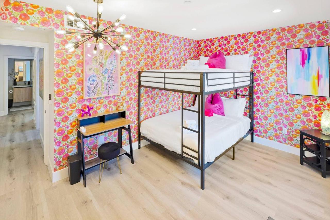 K - Bright and Spacious 3BR Getaway - 15 min to Universal -Balcony, Grill and Parking - Sleeps 13 - 2