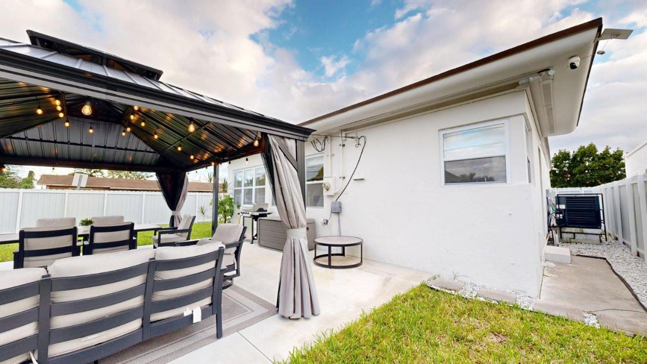 MIA Home Near Brickell Beach Airport Theater Room - 4