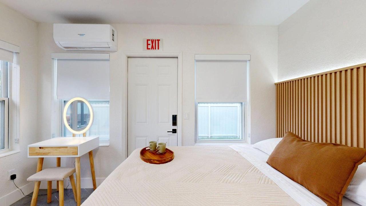 MIA Home Near Brickell Beach Airport Theater Room - 2