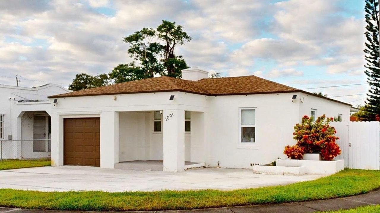 MIA Home Near Brickell Beach Airport Theater Room