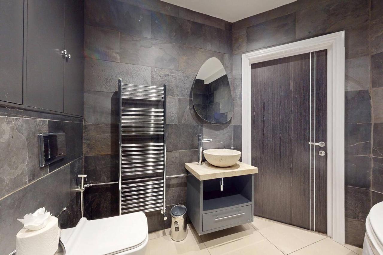 Stylish Penthouse with City Views and Aircon - Pass the Keys - 3