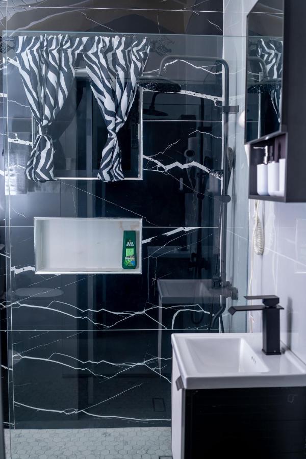 Dowayne 1bed 1 bath in gated community colbeck manor - 3