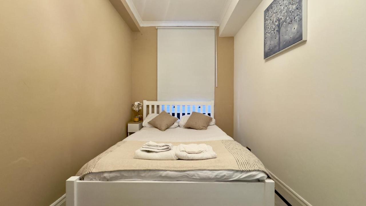 2 Bedroom Apartment Queensway Central London by Wild