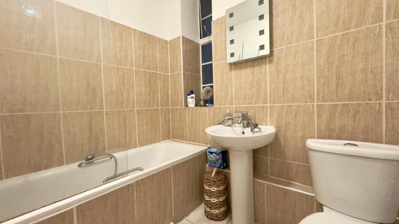 2 Bedroom Apartment Queensway Central London by Wild - 3