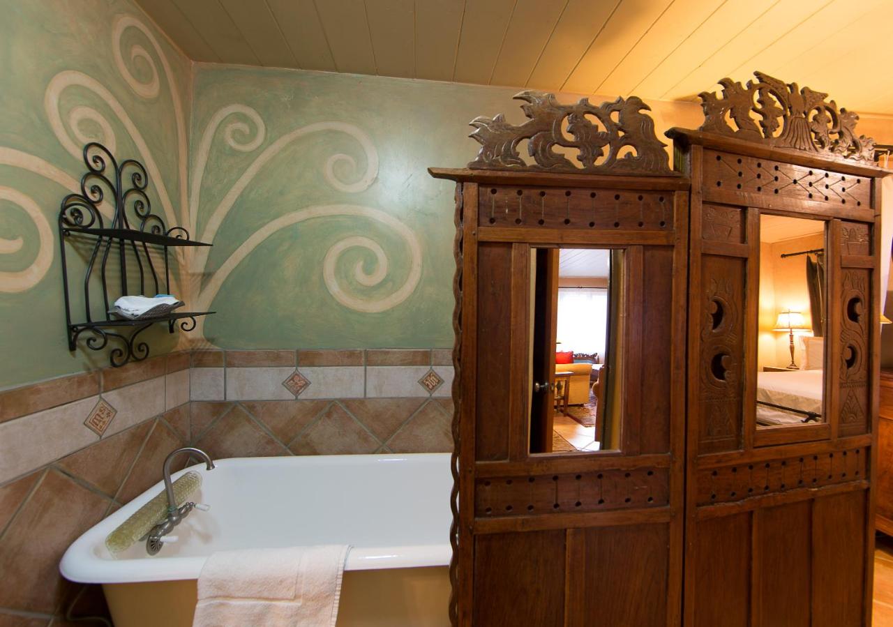 The Emerald Iguana Inn — photo 18