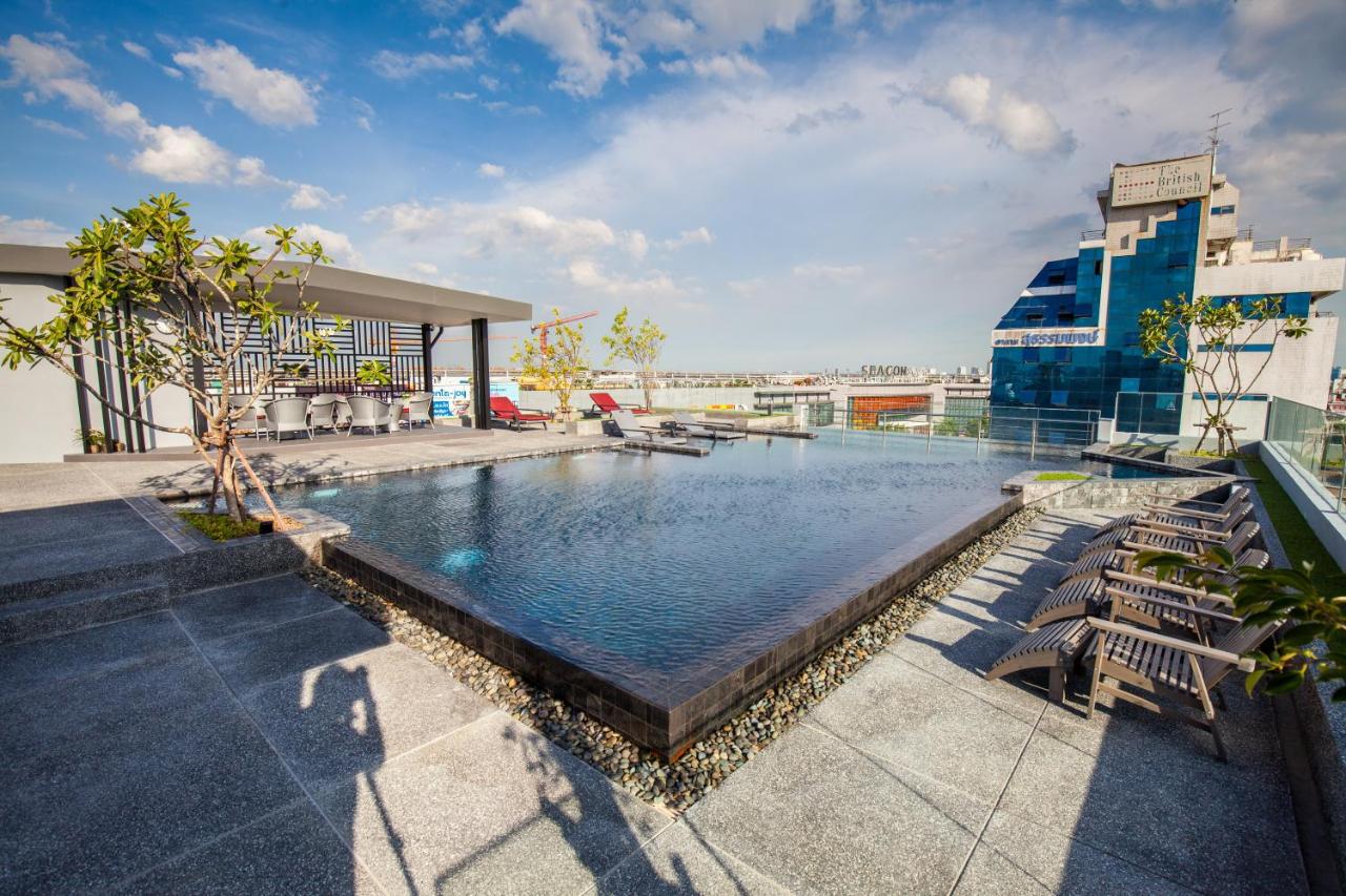 Rooftop swimming pool: De Botan Srinakarin Hotel & Residence