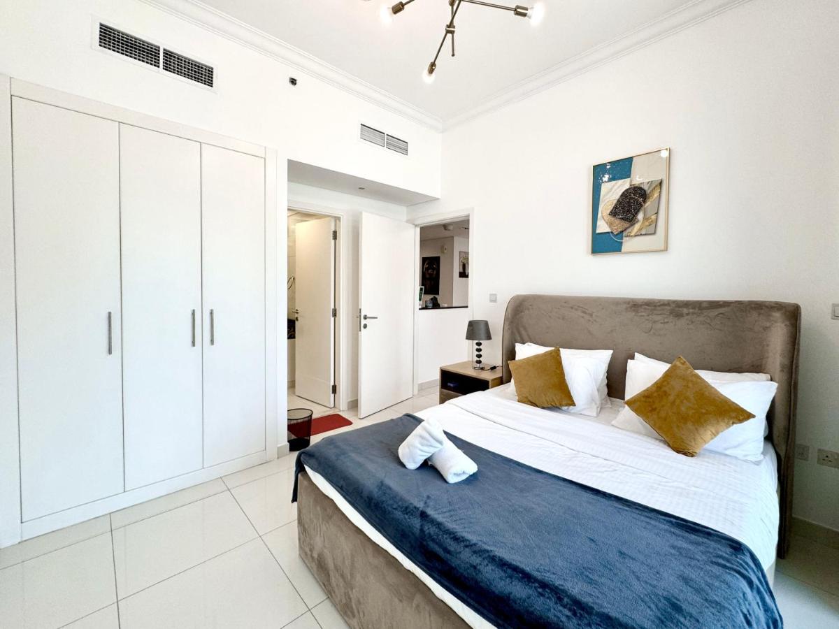 Royal Maison Deluxe 2 Br in Executive Bay - 4