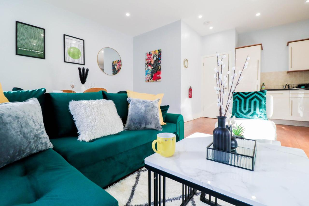 Deluxe Battersea 2-Bed 2 Minutes From Station - 4